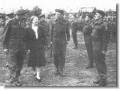 Prinses Juliana op bezoek bij de 49ste infanteriedivisie